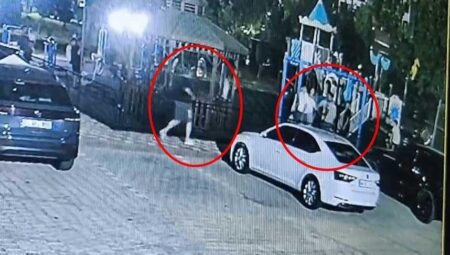 Dehşet anları! Oğlu ile tartışan çocuğa silah çekti