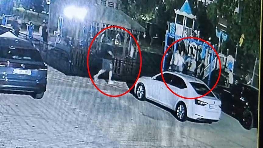 Dehşet anları! Oğlu ile tartışan çocuğa silah çekti
