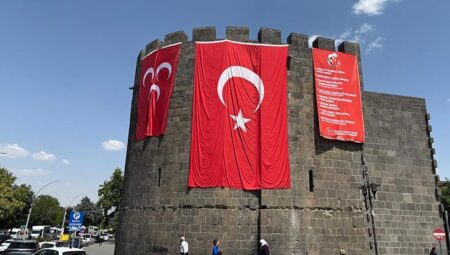 Diyarbakır surlarına MHP ve Türk bayrakları asıldı