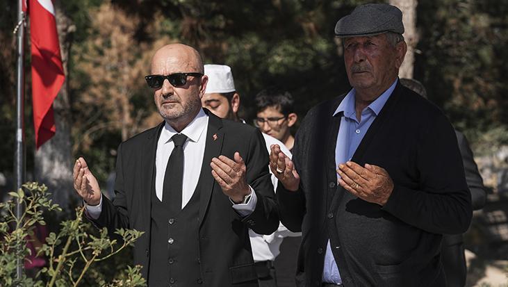 Emekli Korgeneral Zekai Aksakallı, şehit Ömer Halisdemir’in mezarını ziyaret etti
