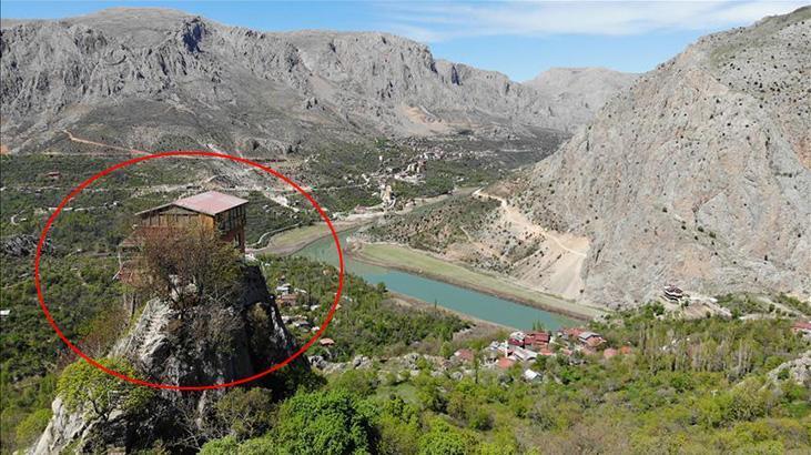 Emekli öğretmenin büyüleyen evi! 2 yılda tamamladı, kentin sembolü oldu