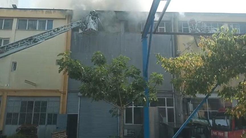 Esenyurt’ta bebek bezi fabrikasında yangın! 1 itfaiye eri yaralandı