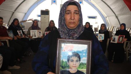 Evlat nöbetindeki anne: Cansız fotoğraflara değil, çocuklarımıza sarılmak istiyoruz
