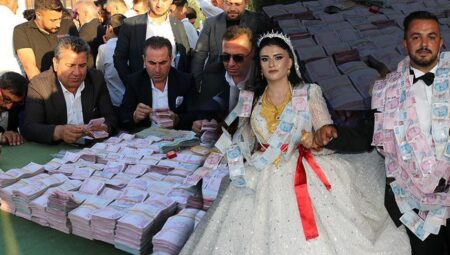 Gelini altına damadı paraya boğdular! Düğün 2 gün sürdü, 1 ton et tüketildi