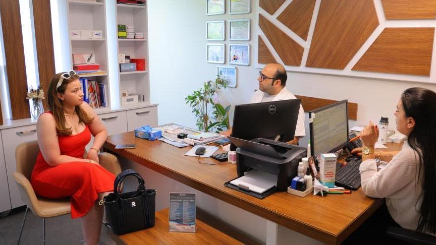 ‘Göbeğimde şişlik var’ dedi, tabipler şoke oldu! Fark etmeden günlerce taşıdı