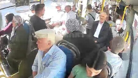 Güzergahı değil, vicdanı takip etti! Sürücü, otobüste bayılan yolcuyu hastaneye yetiştirdi