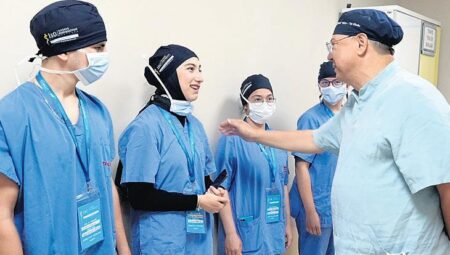 Hayatını kurtaran cerrahla tıpkı ameliyathanede