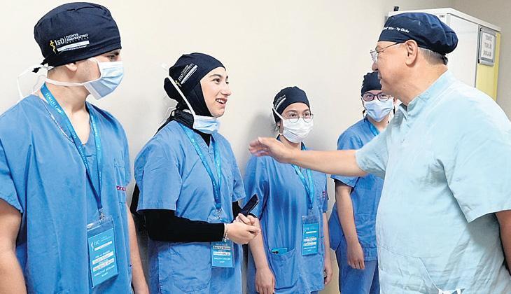 Hayatını kurtaran cerrahla tıpkı ameliyathanede