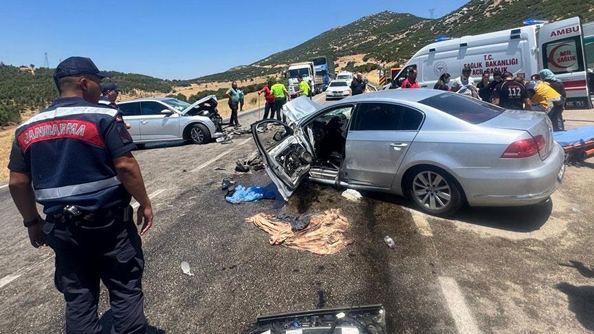 Isparta’da iki araba çarpıştı! Meyyit ve yaralılar var