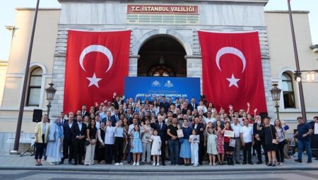 İstanbul Valisi Gül LGS’de tam puan alan öğrencileri ödüllendirdi