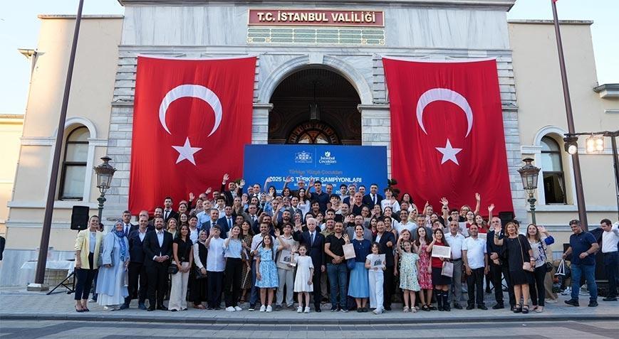İstanbul Valisi Gül LGS’de tam puan alan öğrencileri ödüllendirdi
