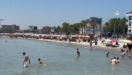 İstanbul yanıyor! Termometreler tavan yaptı, vatandaş denize akın etti