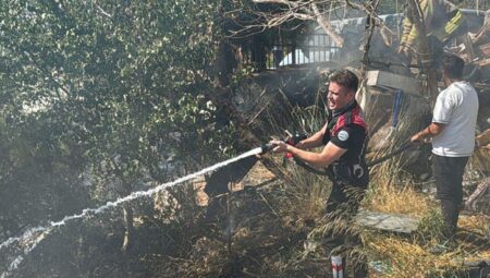 İstanbul’da yüreklerin ağza geldiği an! Ağaçlık alandaki yangına jet müdahale