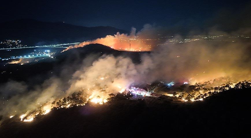 İzmir’de çöplük alanda başlayan yangın ormana sıçradı! Takımlar müdahale ediyor
