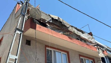 Kâğıthane’de faciadan dönüldü! 3 katlı binanın balkonu çöktü