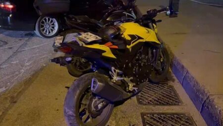Kadıköy’de motosiklet ile araba çarpıştı! 2 kişi yaralandı