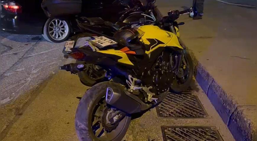 Kadıköy’de motosiklet ile araba çarpıştı! 2 kişi yaralandı