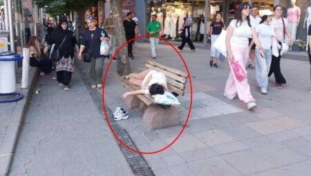 Kentin göbeğinde değişik olay! Genç kızı bankta yastıkla gören bir daha baktı