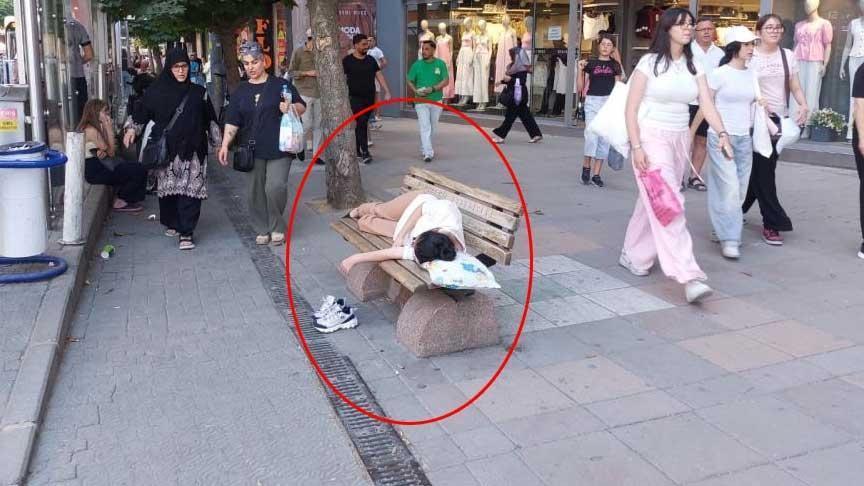 Kentin göbeğinde değişik olay! Genç kızı bankta yastıkla gören bir daha baktı