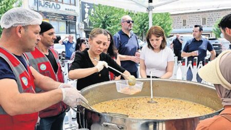 Manisa merhum liderini unutmadı