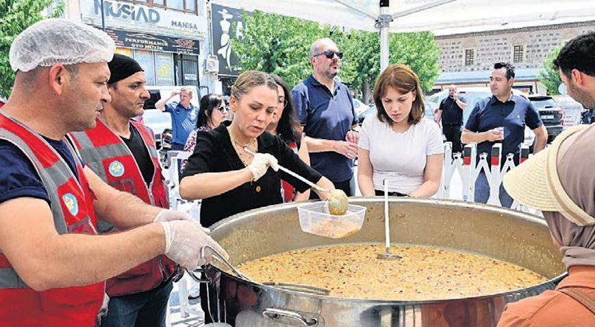 Manisa merhum liderini unutmadı