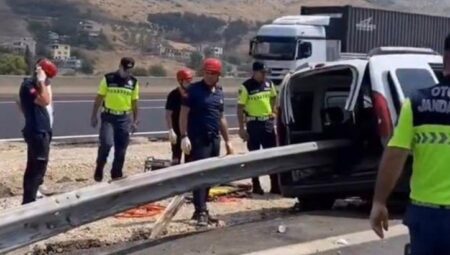 Motor kısmından girip bagajı delerek çıktığı! Feci kazada 2 kişi can verdi