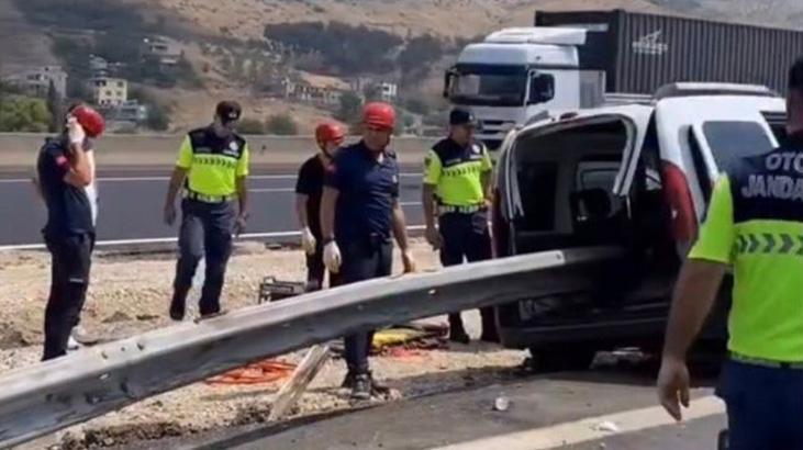 Motor kısmından girip bagajı delerek çıktığı! Feci kazada 2 kişi can verdi