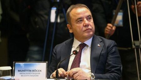 Muhittin Böcek hastaneye kaldırıldı