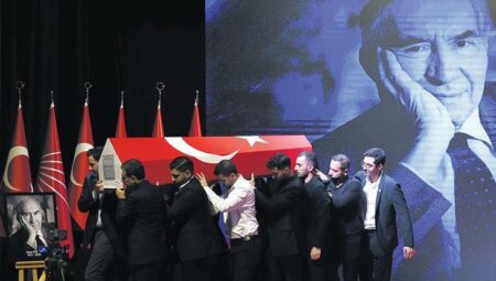 Öymen’in cenaze merasimi siyasetin tüm renklerini buluşturdu! ‘Altan Abi’ye veda
