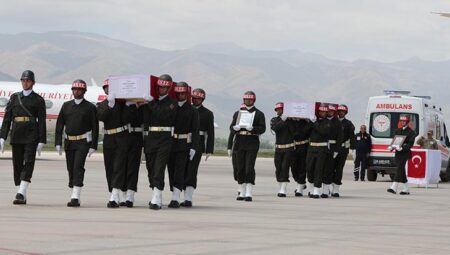 Pençe-Kilit Harekatı bölgesinde şehit olan 6 asker için Hakkari’de merasim düzenlendi