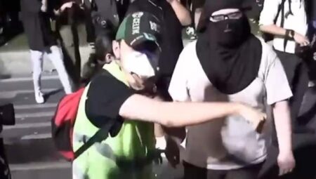 Saraçhane’de tehdit içeren telaffuzlarda bulunan maskeli gösterici gözaltına alındı