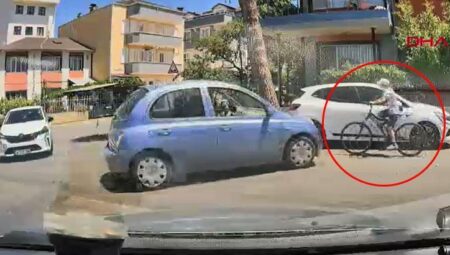 Savrulan araba bisikletli çocuğa çarptı! Kaza anı kamerada