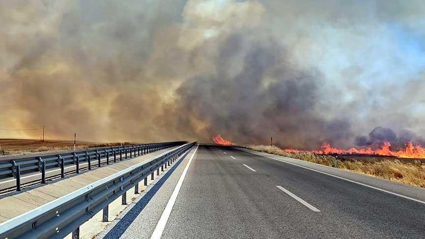 Son dakika… Edirne’de korkutan yangın! Kara yolu çift taraflı kapatıldı