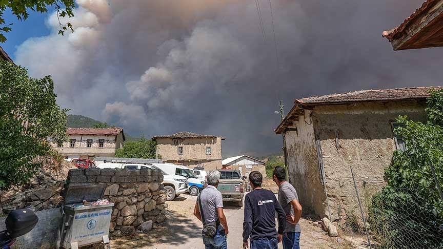 Son dakika… Sakarya’da başlayan yangın Bilecik’e ulaştı! Bir köy tahliye edildi