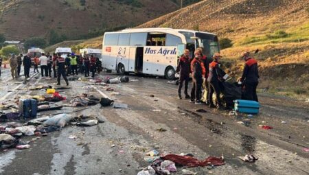 Son dakika… Sivas’ta feci kaza! Yolcu otobüsü devrildi, 3 meyyit, 24 yaralı