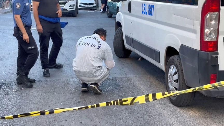 Sultangazi’de dehşet! 3 arkadaş sokakta silahlı taarruza uğradı