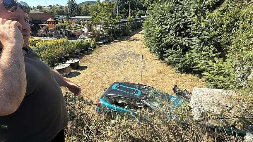 Taklalar atarak fidanlığa uçtu! Bu otomobilden sağ çıktıysa söyleyecek söz bulamıyorum