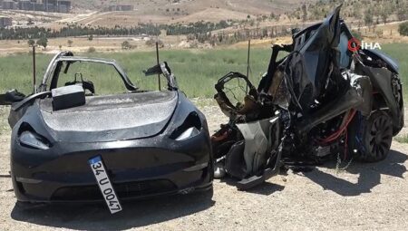 Tesla ortadan ikiye bölündü! Feci kazada iki hemşire hayatını kaybetti