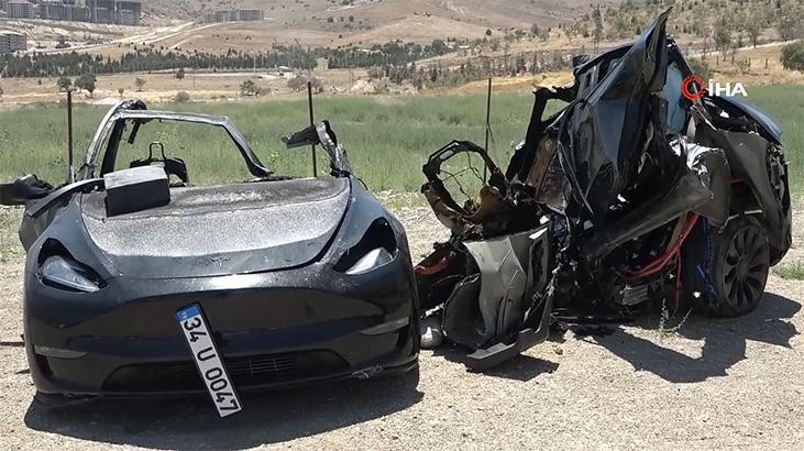 Tesla ortadan ikiye bölündü! Feci kazada iki hemşire hayatını kaybetti