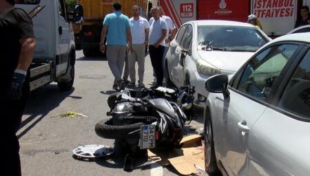 Üsküdar’da 3 araç birbirine girdi: Motosiklet şoförünün ayağı koptu
