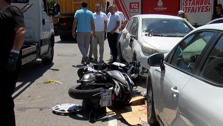 Üsküdar’da 3 araç birbirine girdi: Motosiklet şoförünün ayağı koptu