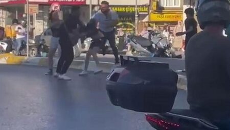 Yer: Esenyurt! Motosikletli bayanlara dehşeti yaşattılar