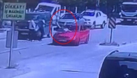 Yola ansızın çıkan çocuğa araba çarptı: Kaza anı kamerada